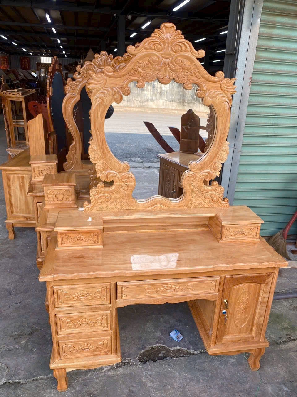 Tủ bàn trang điểm cách điệu, gương phong cách cổ điển