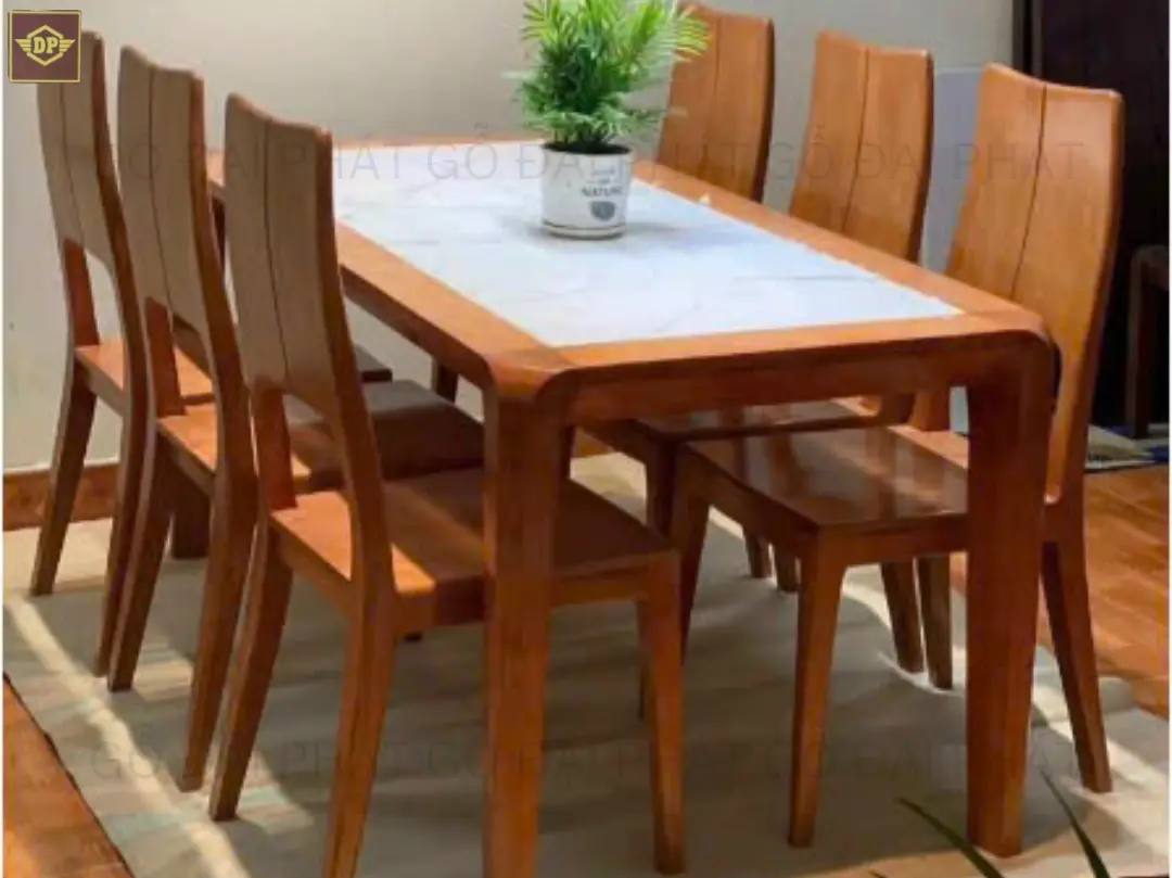 Bàn ăn gỗ tự nhiên ấm cúng cho không gian gia đình